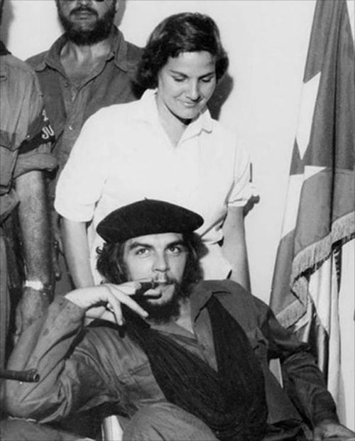 1967年切格瓦拉身中9弹离世,其美貌遗孀阿莱达,后来过得如何