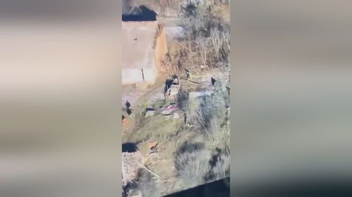 乌军无人机在空中监视俄军在索莱达的出没情况